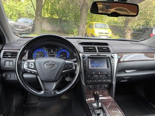 2015 Toyota Camry VII (XV50) Рестайлинг, белый, 1900000 рублей, вид 5
