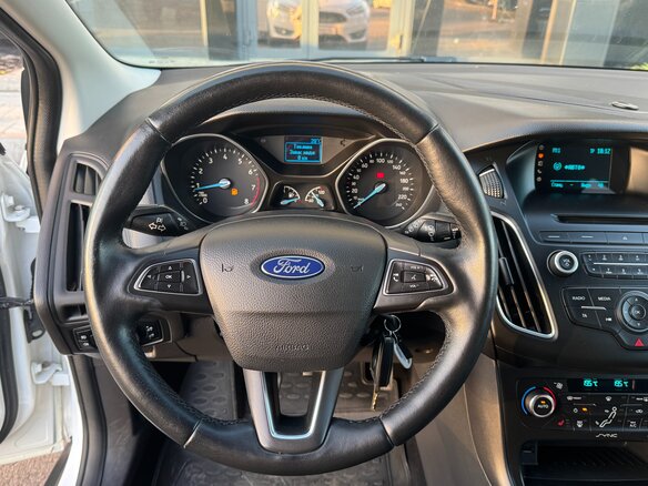 2017 Ford Focus III Рестайлинг, белый, 1100000 рублей - вид 11