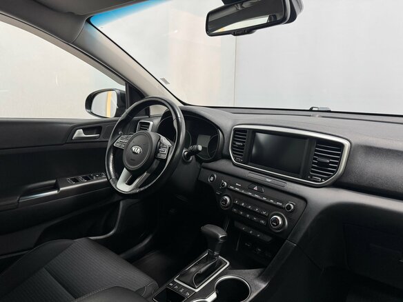 2020 Kia Sportage IV Рестайлинг, чёрный, 2390000 рублей - вид 2