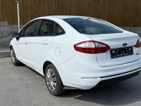 2015 Ford Fiesta Mk6 Рестайлинг, белый, 700000 рублей, вид 4