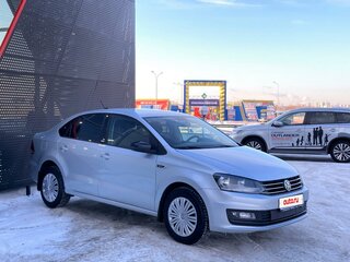 2017 Volkswagen Polo V Рестайлинг, серебристый, 400000 рублей, вид 3