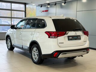 2019 Mitsubishi Outlander III Рестайлинг 3, белый, 2135000 рублей, вид 4