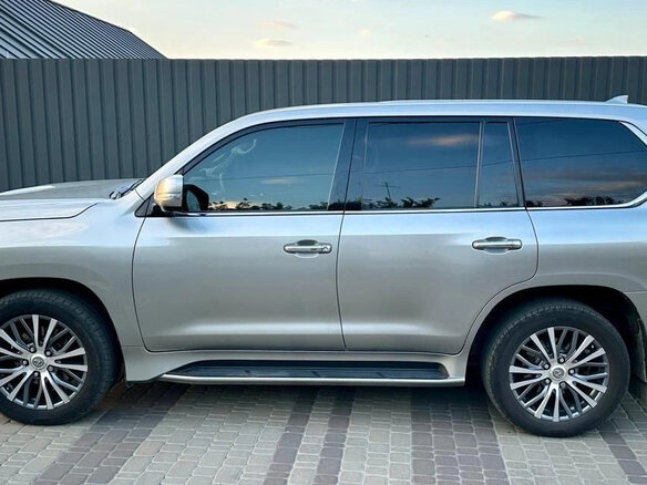 2017 Lexus LX 450d III Рестайлинг 2, серый, 5980000 рублей - вид 3