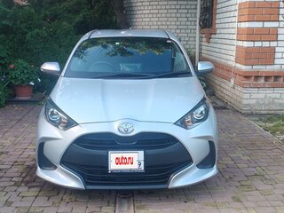 2021 Toyota Yaris IV, серебристый, 1420000 рублей, вид 1