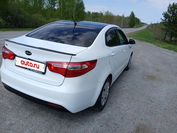 2013 Kia Rio 4-speed III, белый, 900000 рублей - вид 15