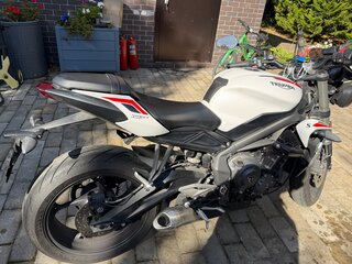 2020 Triumph Street Triple, белый, 670000 рублей, вид 4