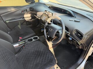 2019 Toyota Prius IV Рестайлинг (XW50), серебристый, 2005000 рублей, вид 4