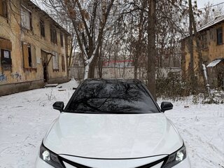 2020 Toyota Camry VIII (XV70) Рестайлинг, белый, 2500000 рублей, вид 1