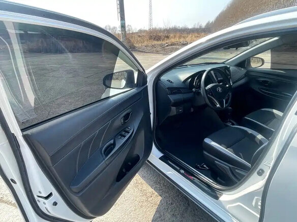 2022 Toyota Yaris IV, белый - вид 8