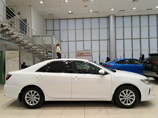 2015 Toyota Camry VII (XV50) Рестайлинг, белый, 1499000 рублей, вид 4