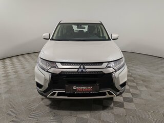 2019 Mitsubishi Outlander III Рестайлинг 3, белый, 1939000 рублей, вид 2