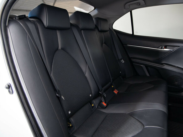 2021 Toyota Camry VIII (XV70) Рестайлинг, белый, 2799000 рублей - вид 11