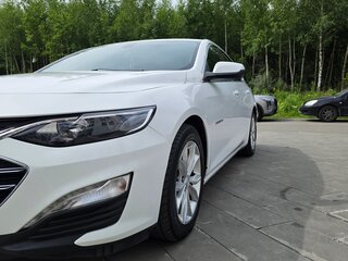 2021 Chevrolet Malibu IX Рестайлинг, белый, 1800000 рублей, вид 3
