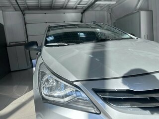 2015 Hyundai Solaris I Рестайлинг, серебристый, 794000 рублей, вид 2