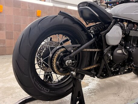 2021 Triumph Bonneville Bobber, серый, 1450000 рублей, вид 3