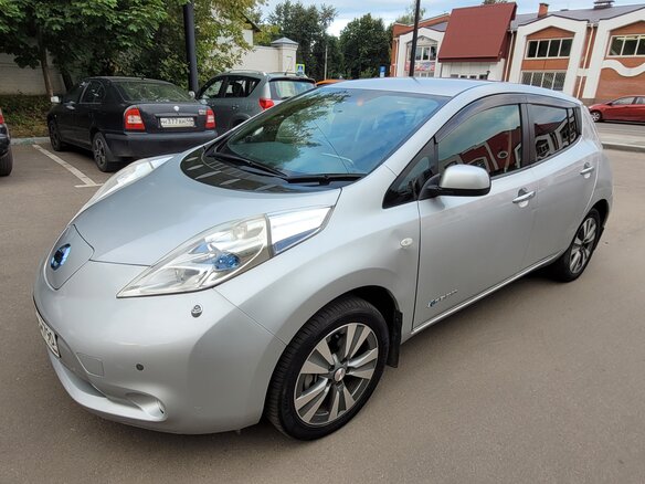 2012 Nissan Leaf (EM57) I (ZE0/AZE0), серебристый, 899000 рублей - вид 3