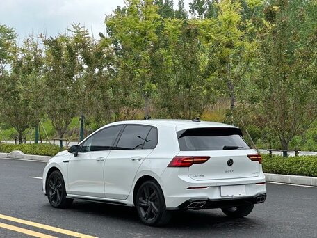 2024 Volkswagen Golf VIII Рестайлинг, серый, 1840000 рублей, вид 4