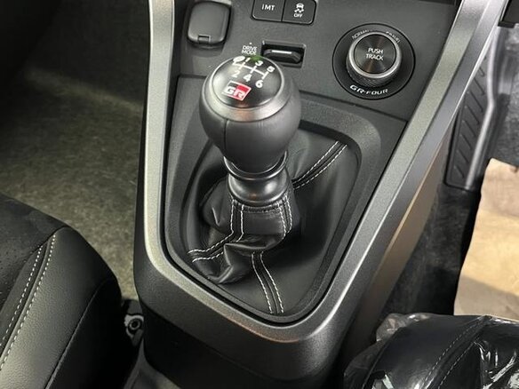 2026 Toyota Yaris IV Рестайлинг, белый, 5140000 рублей - вид 12