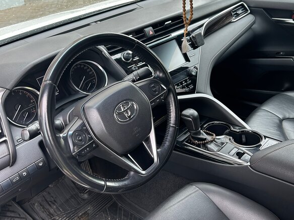2018 Toyota Camry VII (XV50) Рестайлинг 2, белый, 2380000 рублей - вид 4