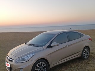 2013 Hyundai Solaris I, бежевый, 955000 рублей, вид 2