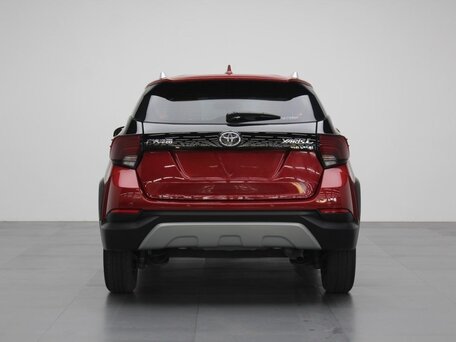 2023 Toyota Yaris IV, пурпурный, 1390000 рублей, вид 2