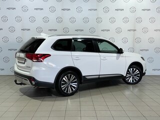 2019 Mitsubishi Outlander III Рестайлинг 3, белый, 2063000 рублей, вид 4