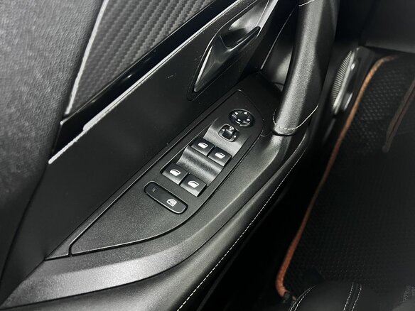 2020 Peugeot 2008 II, серый, 1680000 рублей - вид 15