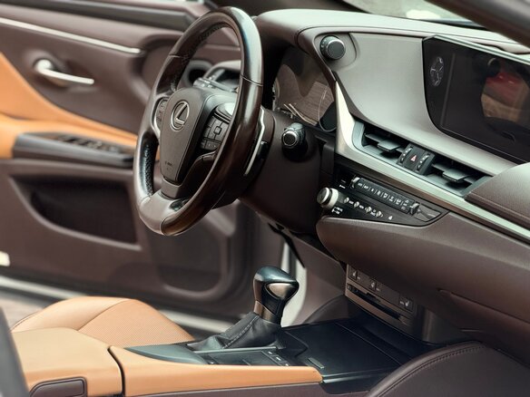 2021 Lexus ES 250 VII Рестайлинг, белый, 3490000 рублей - вид 5