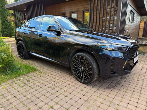 2021 BMW X6 40i III (G06), чёрный, 7750000 рублей - вид 3