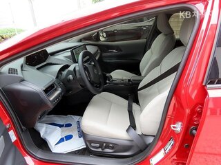 2023 Toyota Prius PHV V (XW60), красный, 2710000 рублей, вид 5