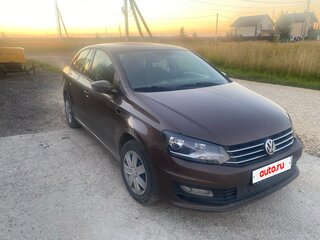 2016 Volkswagen Polo V Рестайлинг, коричневый, 495000 рублей, вид 3