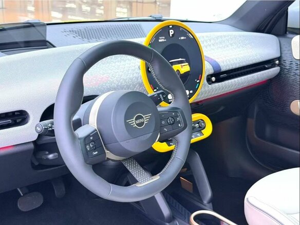 2025 Mini Hatch Cooper Electric SE IV (F65/F66/J01), жёлтый, 5540000 рублей - вид 7