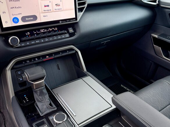 2023 Toyota Sequoia III, серый, 8950000 рублей - вид 11