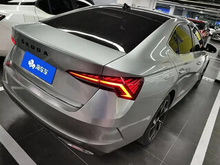 2022 Skoda Octavia IV (A8), серебристый, 1730000 рублей, вид 3