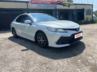 2021 Toyota Camry VIII (XV70) Рестайлинг, белый, 3100000 рублей, вид 2