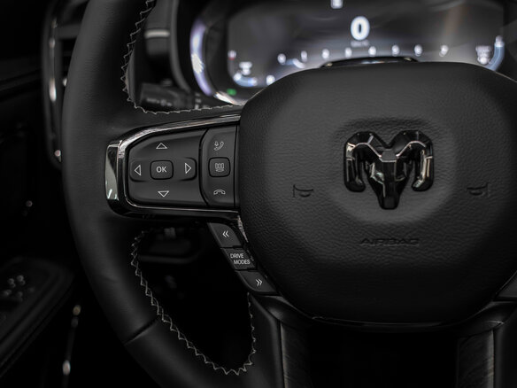 2026 Ram 1500 Crew Cab eTorque V Рестайлинг, чёрный, 12090317 рублей - вид 34