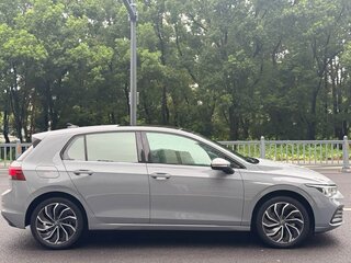2021 Volkswagen Golf VIII, серебристый, 1598000 рублей, вид 4