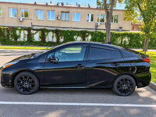 2019 Toyota Prius IV Рестайлинг (XW50), чёрный, 1850000 рублей, вид 4