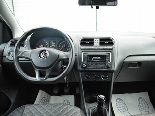 2017 Volkswagen Polo V Рестайлинг, белый, 1029000 рублей, вид 5