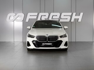 2024 BMW 5 серии 520i VIII (G60/G61/G68), белый, 7499000 рублей, вид 3