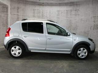 2014 Renault Sandero Stepway I, серебристый, 577000 рублей, вид 4