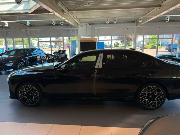2026 BMW 7 серии 740 xDrive VII (G70) Рестайлинг, чёрный, 22900000 рублей - вид 2