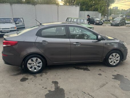 2016 Kia Rio III Рестайлинг, серый, 690000 рублей, вид 4