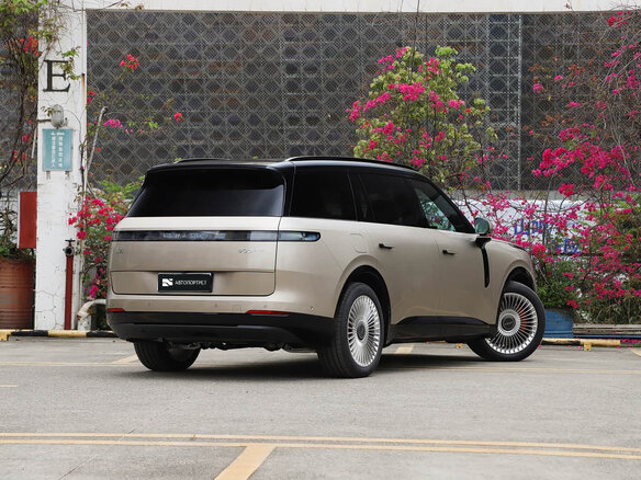 2026 Lynk & Co 900, чёрный - вид 4