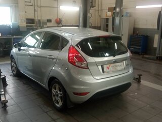 2016 Ford Fiesta Mk6 Рестайлинг, серебристый, 630000 рублей, вид 4