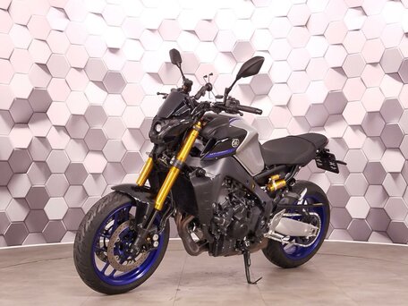 2023 Yamaha MT-09 (FZ-09), серебристый, 1099000 рублей, вид 2