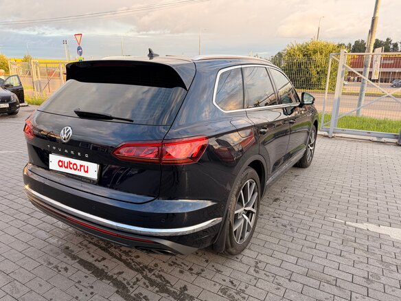 2018 Volkswagen Touareg III, синий - вид 3