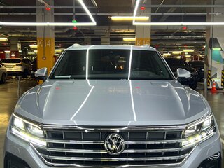 2018 Volkswagen Touareg III, серебристый, 4300000 рублей, вид 3