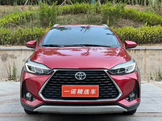 2023 Toyota Yaris IV, красный, 1250000 рублей, вид 2