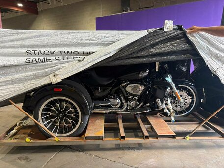2026 Harley-Davidson Tri Glide, чёрный, 5741125 рублей, вид 3